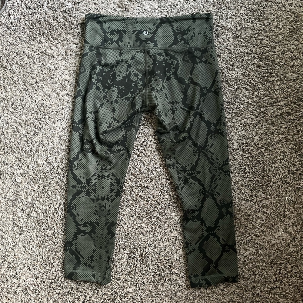 Lululemon leggings green 3/4 length